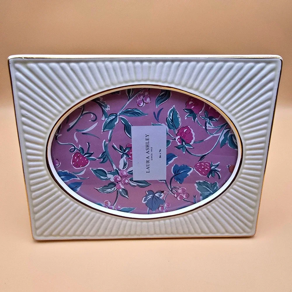 LaVie Ceramic Picture Frame 5x7 Fluted Sunburst 24K Gold Trim Creamy White